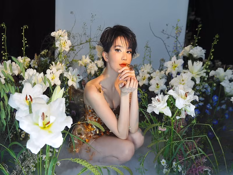 Nữ người mẫu liên tục thay đổi phong cách thời trang. Ảnh: FB Ngọc Trinh.