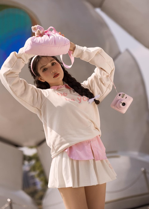 Chân dài gốc Trà Vinh khoe tạo hình trẻ như gái đôi mươi. Ảnh: FB Ngọc Trinh.