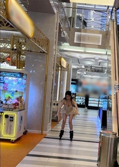 Ngọc Trinh gỡ clip trượt patin khỏi trang cá nhân và giữ im lặng trước những ý kiến trái chiều. Ảnh: Đời Sống Pháp Luật.