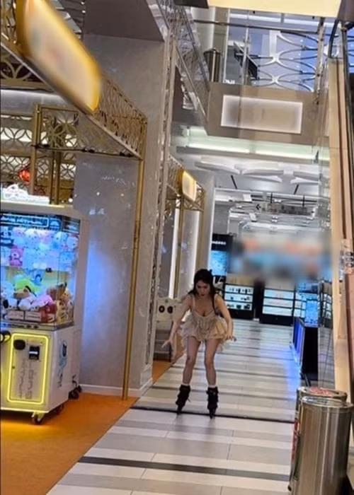 Ngọc Trinh gỡ clip trượt patin khỏi trang cá nhân và giữ im lặng trước những ý kiến trái chiều. Ảnh: Đời Sống Pháp Luật.