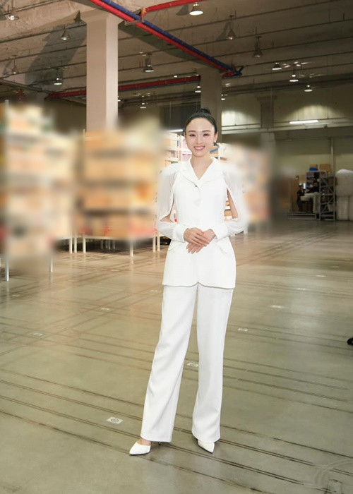 Phương Nga livestream bán hàng trong nhiều tiếng đồng hồ. Người đẹp cho biết, khán giả không chỉ gửi bình luận động viên mà nhiều người còn mua hàng ủng hộ.