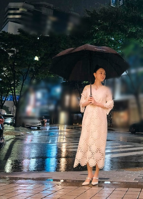 Phương Nga không sống cùng mẹ. Trong cuộc phỏng vấn trên Vietnamnet, cô chia sẻ rằng trở lại cuộc sống đời thường, cô đọc sách nhiều hơn.