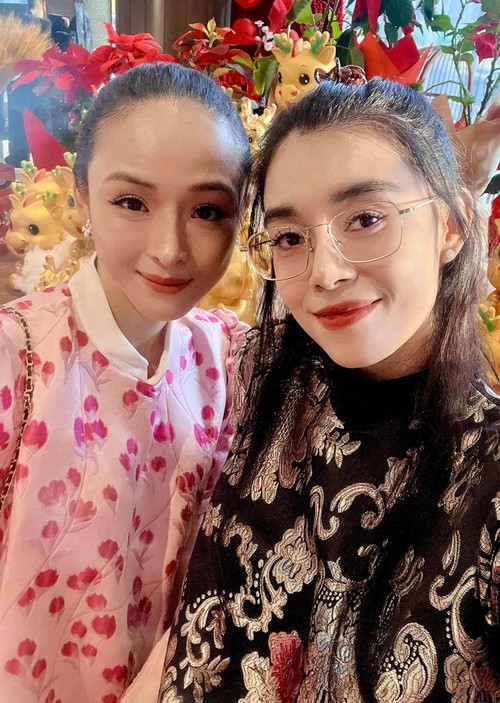 Phương Nga tiếp tục chia sẻ những niềm vui, nỗi buồn trong cuộc sống với cô bạn thân Thùy Dung.