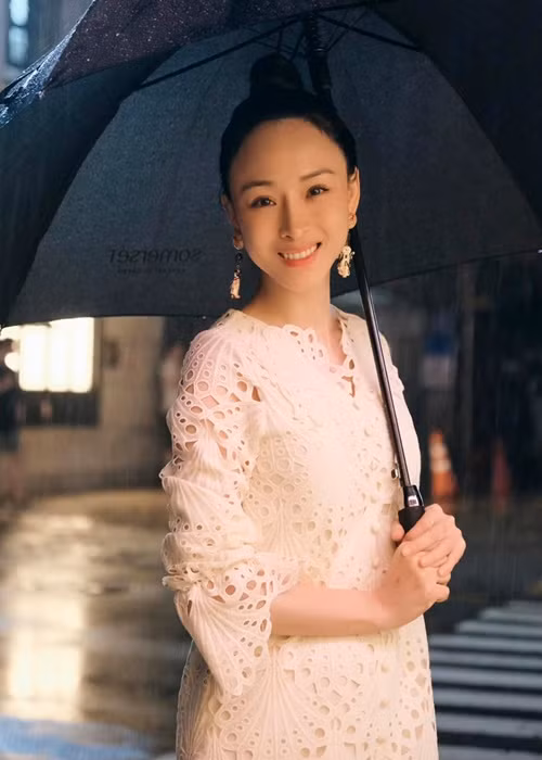 Phương Nga còn dành nhiều thời gian tập yoga và đi chùa cầu bình an.