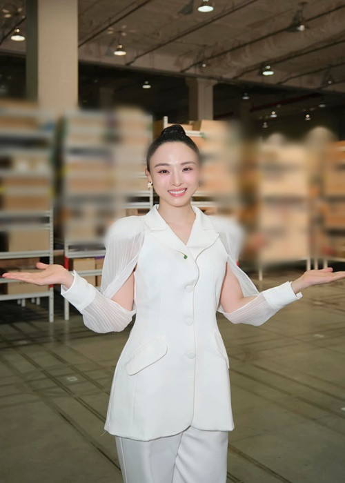 Phương Nga làm giám đốc marketing của một công ty trong những năm qua. Tuy nhiên, gần đây, cô chuyển sang bán hàng online.