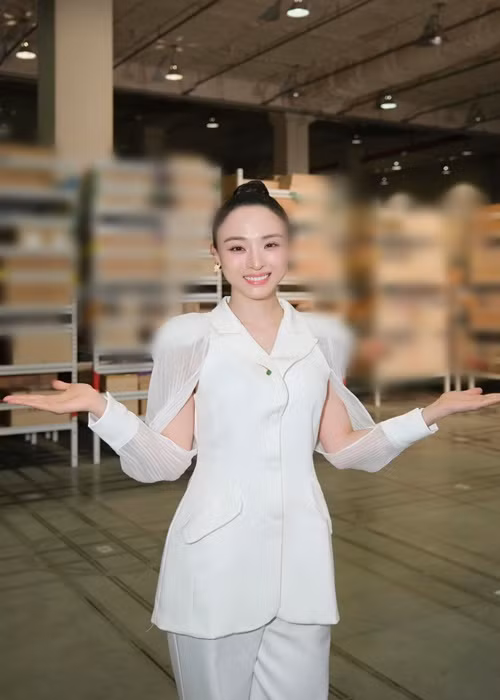 Phương Nga làm giám đốc marketing của một công ty trong những năm qua. Tuy nhiên, gần đây, cô chuyển sang bán hàng online.