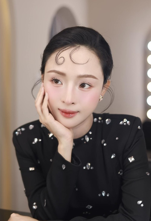 Nhan sắc của Phương Nga ở tuổi 37 được nhận xét trẻ trung, rạng rỡ.