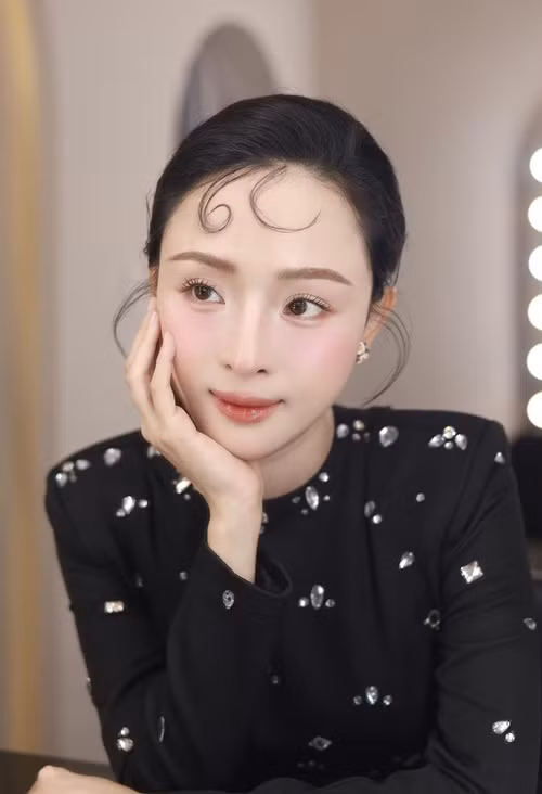 Nhan sắc của Phương Nga ở tuổi 37 được nhận xét trẻ trung, rạng rỡ.