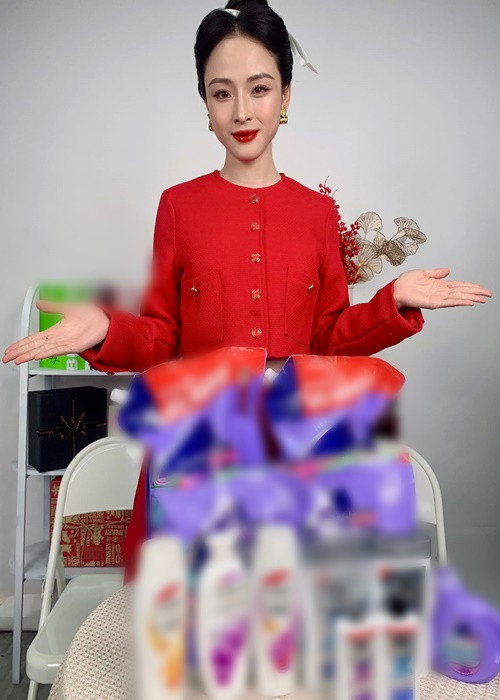 Phương Nga chia sẻ trên Người Lao Động, cô yêu thích công việc bán hàng online vì cho cô cơ hội phát triển các kỹ năng, kiến thức mới, chủ động thời gian để chăm sóc bản thân, gia đình tốt hơn.