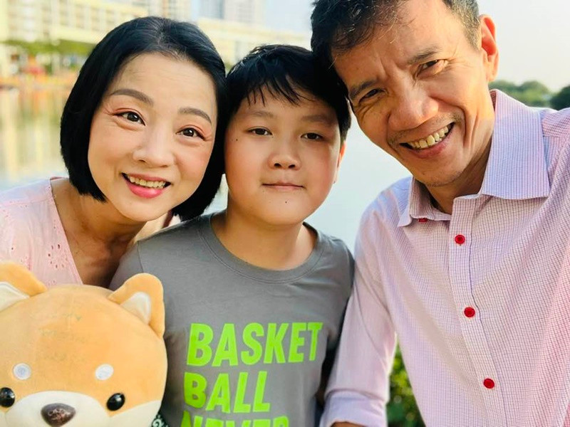 Theo Mỹ Duyên, chồng cô kiệm lời, thường dùng hành động thay lời nói. Khi vợ chồng mâu thuẫn, anh Công Phước chủ động nấu ăn cho vợ xem như lời làm lành.