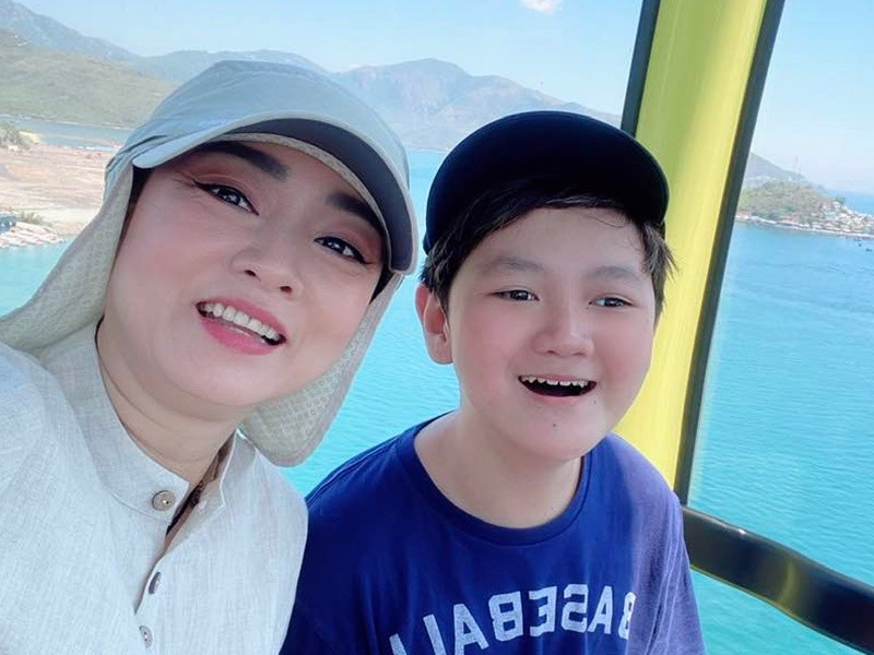 “Tôi lúc nào cũng xác định với con rằng: 'Mẹ là một diễn viên, đó là công việc của mẹ, là sự nỗ lực của mẹ và may mắn được mọi người biết đến và nhìn nhận'. Tôi luôn nói thẳng với con những điều đó để bé không nhìn nhận sai lệch về công việc của tôi”, Mỹ Duyên chia sẻ.