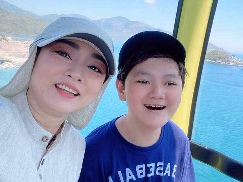 “Tôi lúc nào cũng xác định với con rằng: 'Mẹ là một diễn viên, đó là công việc của mẹ, là sự nỗ lực của mẹ và may mắn được mọi người biết đến và nhìn nhận'. Tôi luôn nói thẳng với con những điều đó để bé không nhìn nhận sai lệch về công việc của tôi”, Mỹ Duyên chia sẻ.