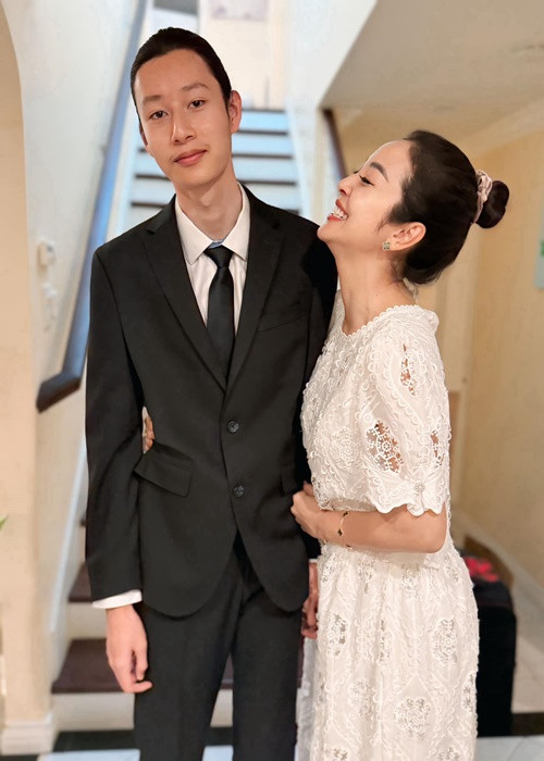 Con trai Jennifer Phạm diện vest đen, khoe chiều cao 1m90. Nhiều người khen ngợi Bảo Nam điển trai không kém hot boy.