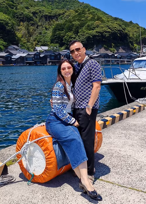 Chia sẻ trên An Ninh Thủ Đô, Jennifer Phạm cho biết, cuộc hôn nhân thứ hai của cô bền chặt nhờ sự nỗ lực của hai bên. Vợ chồng người đẹp luôn lắng nghe nhau, giữ gìn, trân trọng những thói quen đơn giản như nụ hôn buổi sáng, tối.