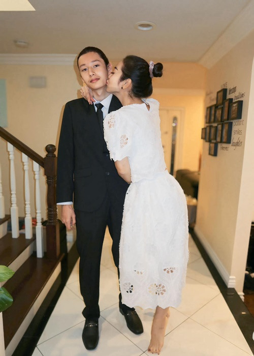 Jennifer Phạm hôn má quý tử trước khi cậu nhóc tham gia bữa tiệc.