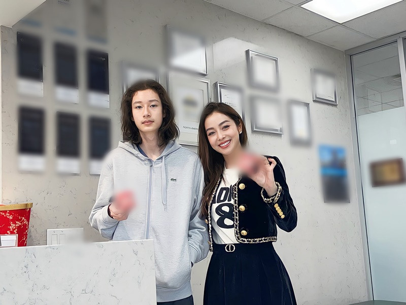 Bảo Nam là con trai của Jennifer Phạm và chồng cũ Quang Dũng. Năm nay, cậu nhóc 16 tuổi.