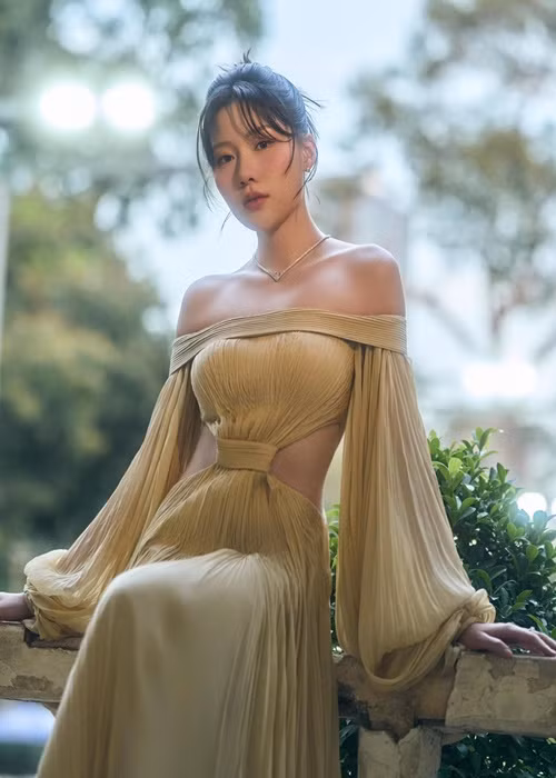 Uyển Ân tự tin khoe hình thể gợi cảm với váy áo táo bạo. Ảnh: FB Uyển Ân.