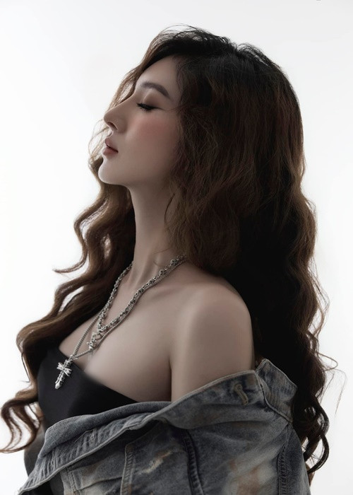 Vợ kém 17 tuổi của Hồ Quang Hiếu thường đăng tải hình ảnh chụp cận mặt