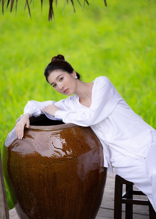 Để giấu bụng bầu, 6 tháng qua, người đẹp thường xuyên diện trang phục rộng.