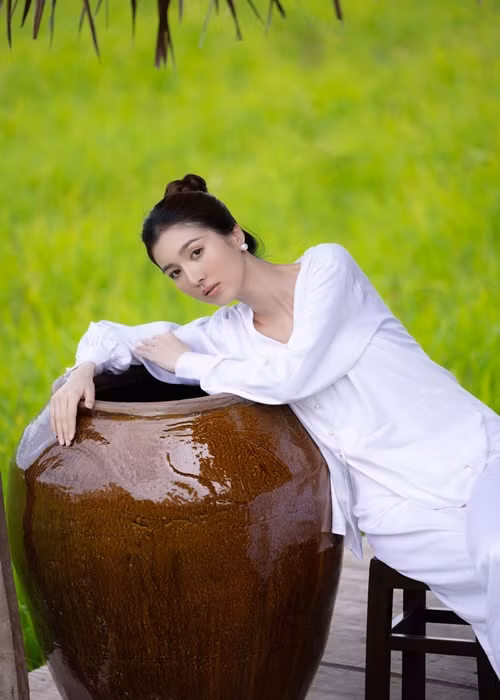 Để giấu bụng bầu, 6 tháng qua, người đẹp thường xuyên diện trang phục rộng.