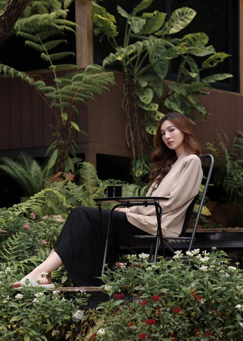 Nữ người mẫu không khoe vòng hai như thường thấy.