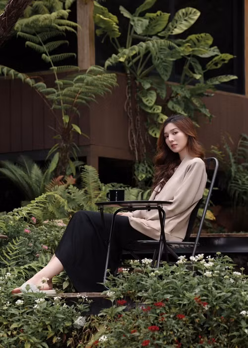 Nữ người mẫu không khoe vòng hai như thường thấy.