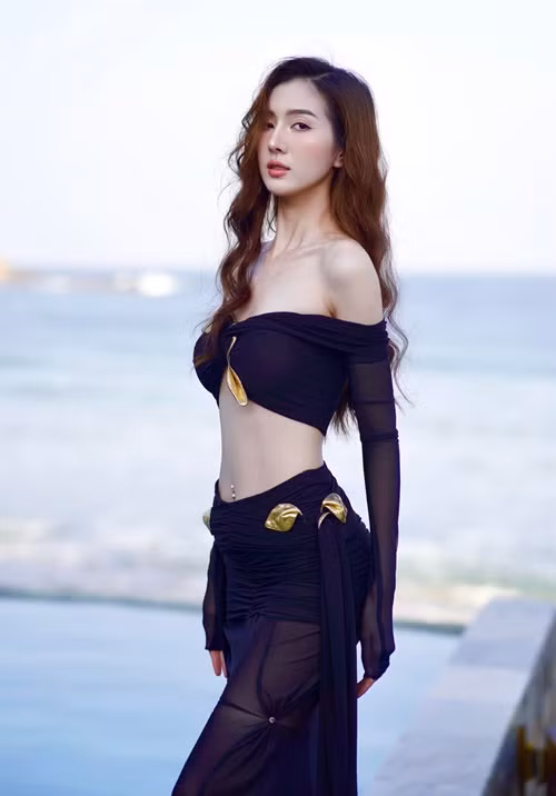 Trước khi mang thai, Tuệ Như chăm mặc hở eo.