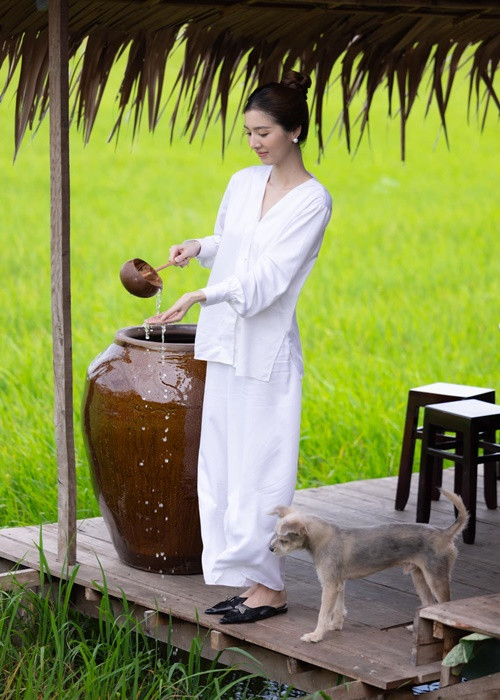 Tuệ Như mặc áo bà ba rộng che vòng hai.