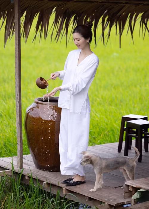 Tuệ Như mặc áo bà ba rộng che vòng hai.