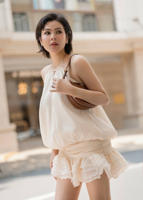 Tháng 8/2024, Phương Lê bị xử phạt vì sửa lời Quốc ca (bài Tiến quân ca) trong livestream. Ảnh: Đời Sống Pháp Luật.