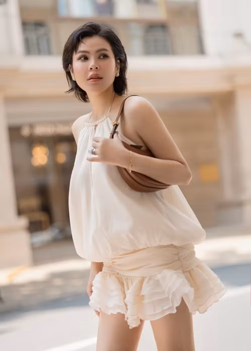 Tháng 8/2024, Phương Lê bị xử phạt vì sửa lời Quốc ca (bài Tiến quân ca) trong livestream. Ảnh: Đời Sống Pháp Luật.