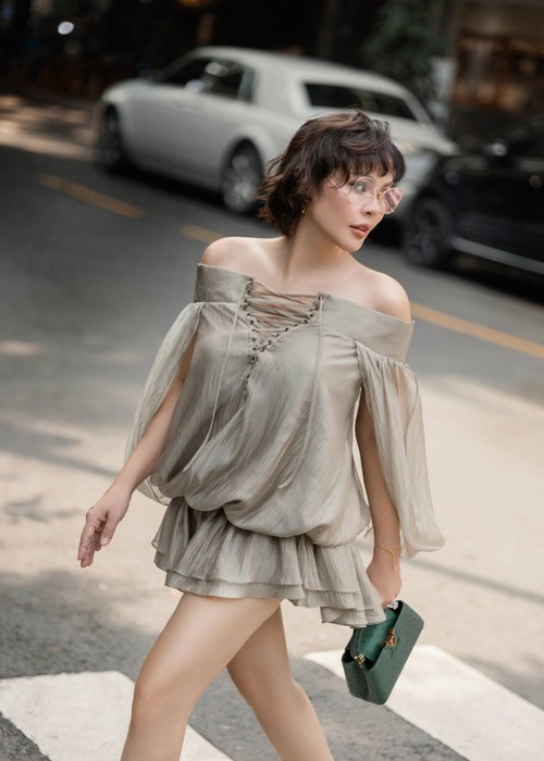 Cô trả lại vương miện Hoa hậu Quý bà Hòa bình Thế giới 2017 - Mrs World Peace 2017. Ảnh: Đời Sống Pháp Luật.