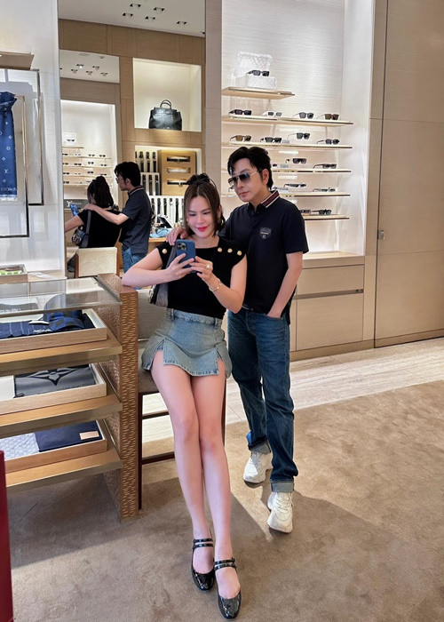 Cặp đôi cùng đi mua sắm, từ thiện, tham gia sự kiện. Ảnh: FB Vũ Luân.