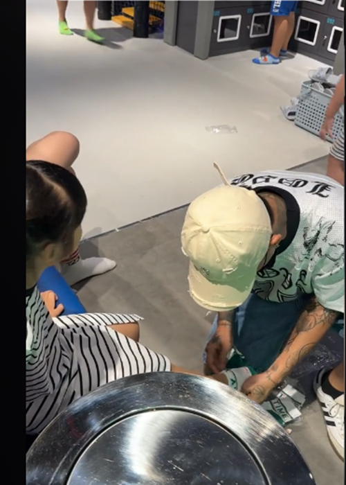 Đạt G chăm chút các con của Bảo Ngọc từ những điều nhỏ nhặt nhất như đi giày dép, cắt nhỏ thức ăn cho các bé. Ảnh: TikTok Bảo Ngọc.