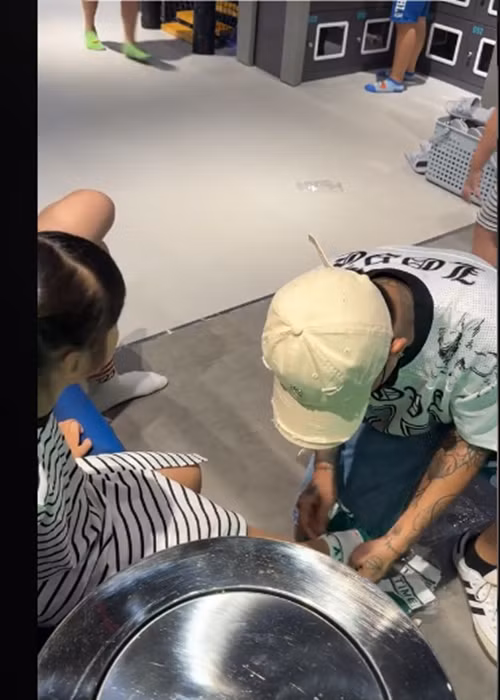 Đạt G chăm chút các con của Bảo Ngọc từ những điều nhỏ nhặt nhất như đi giày dép, cắt nhỏ thức ăn cho các bé. Ảnh: TikTok Bảo Ngọc.