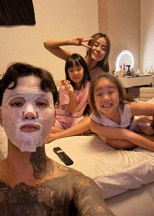 Mới đây, nam rapper khoe buổi tối bình yên, hạnh phúc bên bạn gái và các con. Ảnh: FB Đạt G.