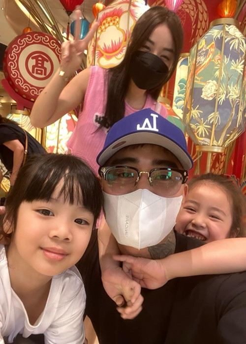 Đạt G và Bảo Ngọc cùng hai con trông như một gia đình thực sự. Ảnh: FB Đạt G.