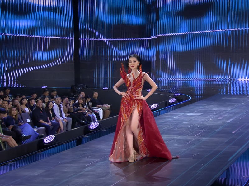 Trang phục dạ hội của Quế Anh mang tên “Firegown” được NTK Nguyễn Minh Tuấn lấy cảm hứng từ sức mạnh và sự kiêu hãnh của ngọn lửa bừng sáng từ tro tàn. Ảnh: Sen Vàng.