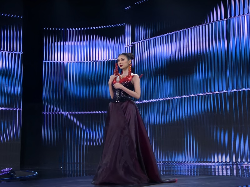 Ban đầu, Quế Anh xuất hiện với chiếc váy màu đen, sau đó cô từ từ cởi bỏ lớp váy ngoài, để lộ đầm đuôi cá, xẻ tà cao với tông màu đỏ. Ảnh: Sen Vàng.