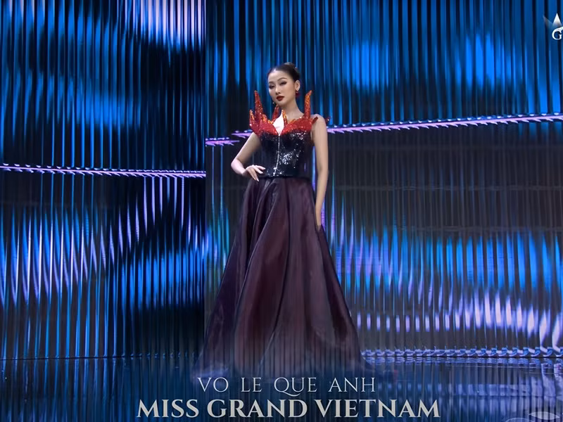 Trong phần thi dạ hội, Quế Anh búi tóc cao, đánh son đỏ. Ảnh: Sen Vàng.