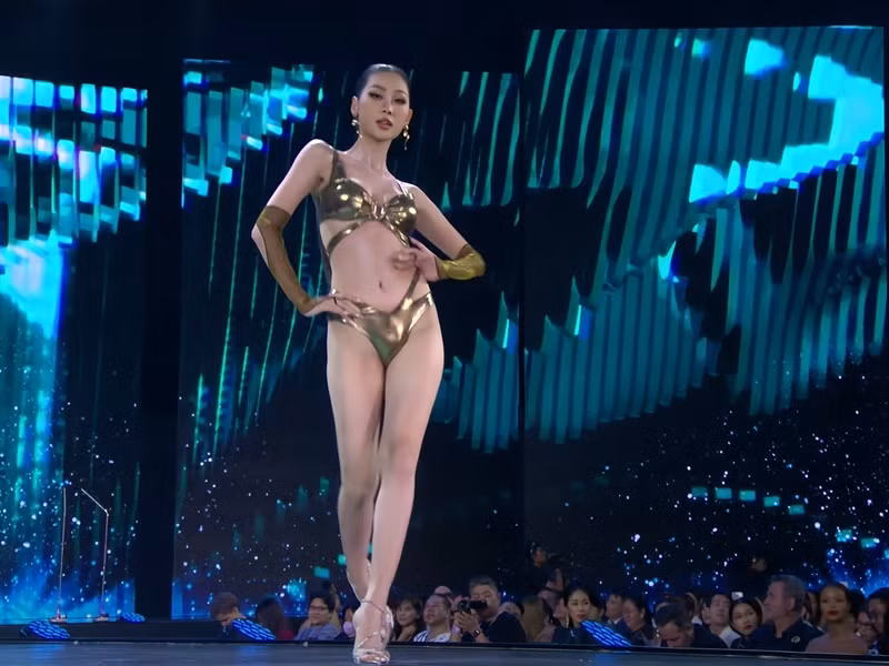 Trên nền nhạc sôi động, Quế Anh catwalk đầy năng lượng, phô diễn tối đa vẻ đẹp hình thể. Ảnh: Sen Vàng.