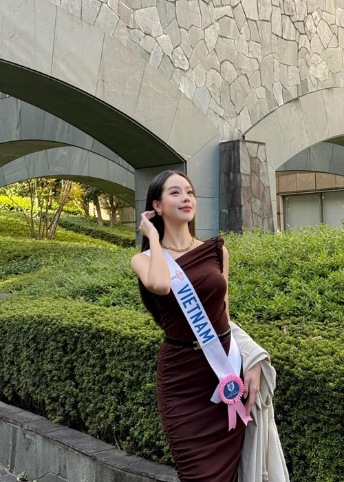 Trong những hoạt động đầu tiên của Miss International 2024, đại diện Việt Nam khéo léo biến hóa với các bộ trang phục đặc sắc, mỗi layout đều toát lên nét tinh tế, sang trọng và sự chuẩn bị chu đáo cho hành trình thi đấu.