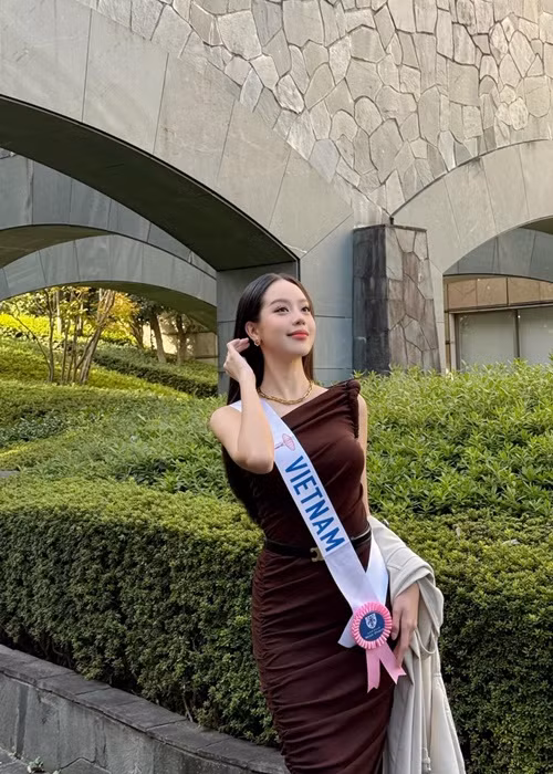 Trong những hoạt động đầu tiên của Miss International 2024, đại diện Việt Nam khéo léo biến hóa với các bộ trang phục đặc sắc, mỗi layout đều toát lên nét tinh tế, sang trọng và sự chuẩn bị chu đáo cho hành trình thi đấu.