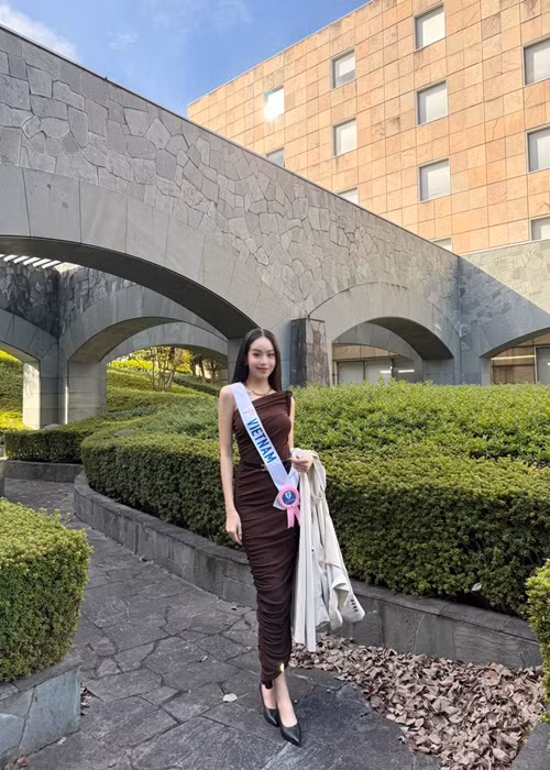 Phong cách trang nhã giúp cô ghi điểm ngay từ cái nhìn đầu tiên, mang lại hình ảnh đầy thiện cảm và dễ gần cho Thanh Thủy trong mắt bạn bè quốc tế.