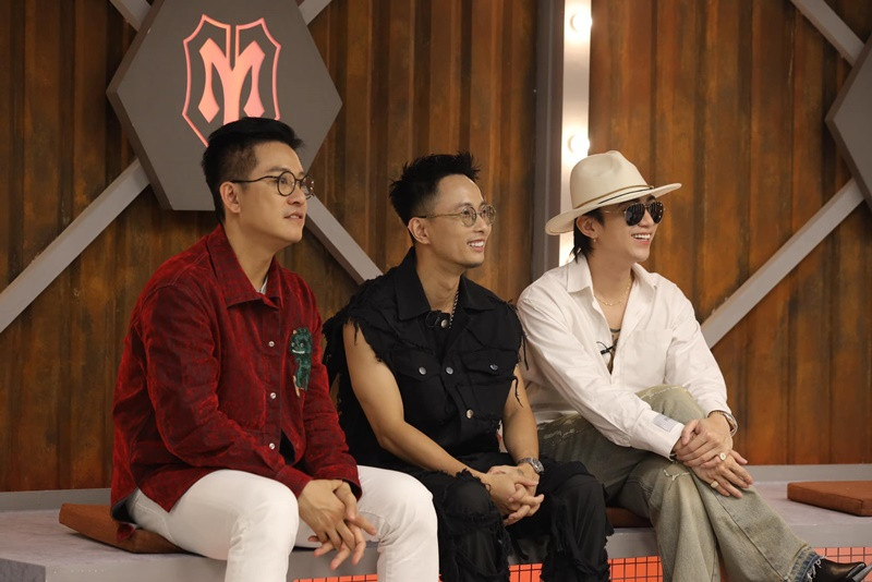 Nhiều người cho rằng Tuấn Hưng ít tương tác với các anh tài khác, không dễ dàng hòa nhập vào tập thể. Bản thân nam ca sĩ cũng thừa nhận các nhận định này. Ảnh: FB Tuấn Hưng.