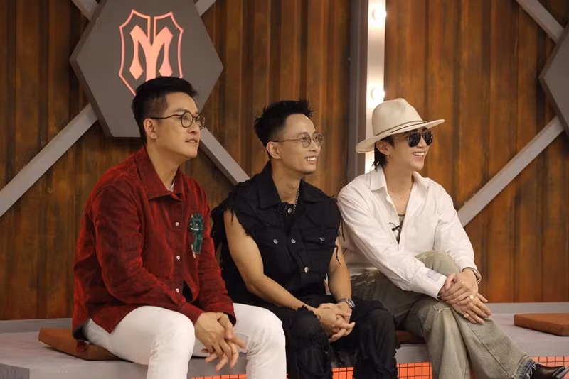 Nhiều người cho rằng Tuấn Hưng ít tương tác với các anh tài khác, không dễ dàng hòa nhập vào tập thể. Bản thân nam ca sĩ cũng thừa nhận các nhận định này. Ảnh: FB Tuấn Hưng.