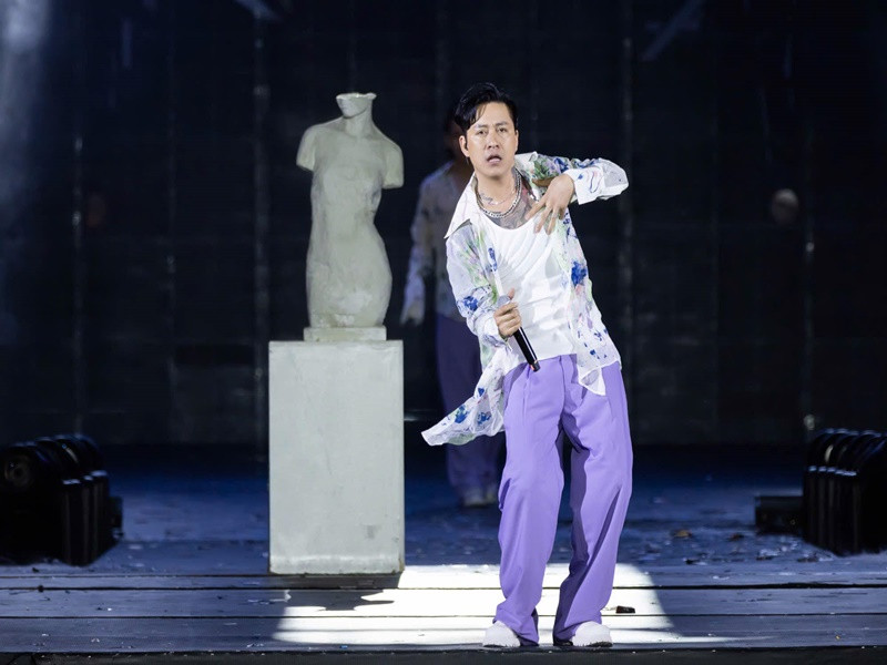 Trong đêm diễn cuối cùng của Anh trai vượt ngàn chông gai, đội hình Gia tộc anh tài toàn năng lộ diện với 17 nghệ sĩ. Danh sách này không có tên ca sĩ Tuấn Hưng. Ảnh: FB Tuấn Hưng.