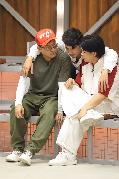 Tuấn Hưng nói: “Có lẽ con đường solo lâu nay của mình đã hình thành cho mình một tính cách cá nhân và ở đâu đó khi ghép vào 1 tập thể cái tôi đó nó lòi ra như 1 cái gai khiến những người đối diện cảm thấy khó xử”. Ảnh: FB Tuấn Hưng.