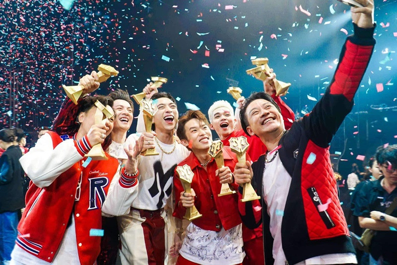 Sau đêm thi cuối cùng, Tuấn Hưng cho biết: “Quả thật so với các anh tài khác, mình hát không hay hơn, nhảy không đẹp hơn lại nhập cuộc chậm. Nhưng quyết không bỏ cuộc cố gắng đến cùng nên mình nghĩ mọi người nhìn thấy điều đó qua từng công diễn, điều quan trọng đó là mình quyết tâm thay đổi tư duy và suy nghĩ để hội nhập”. Ảnh: FB Tuấn Hưng.