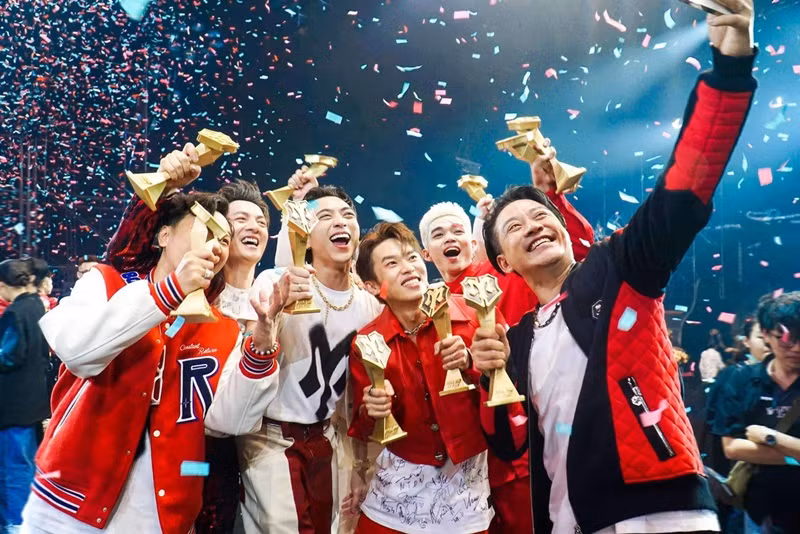 Sau đêm thi cuối cùng, Tuấn Hưng cho biết: “Quả thật so với các anh tài khác, mình hát không hay hơn, nhảy không đẹp hơn lại nhập cuộc chậm. Nhưng quyết không bỏ cuộc cố gắng đến cùng nên mình nghĩ mọi người nhìn thấy điều đó qua từng công diễn, điều quan trọng đó là mình quyết tâm thay đổi tư duy và suy nghĩ để hội nhập”. Ảnh: FB Tuấn Hưng.